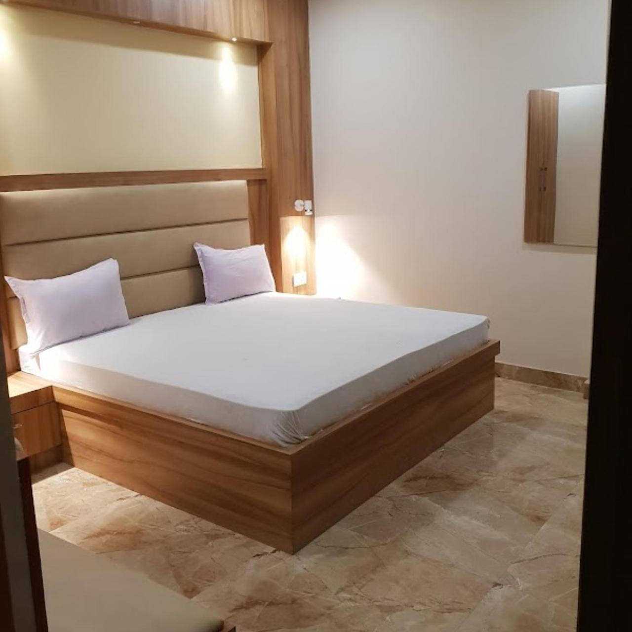 New Kumar Hotel & Banquet Lakhnau Kültér fotó