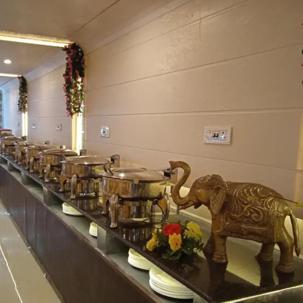 New Kumar Hotel & Banquet Lakhnau Kültér fotó